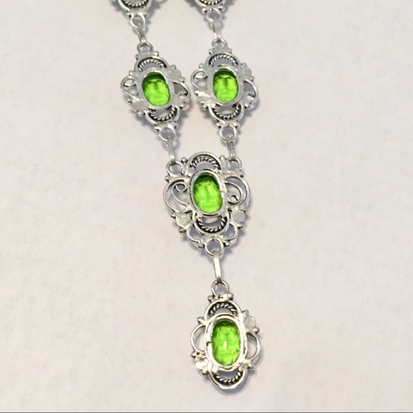 Peridot green crystal Victorian style necklace - Picture 7 of 7